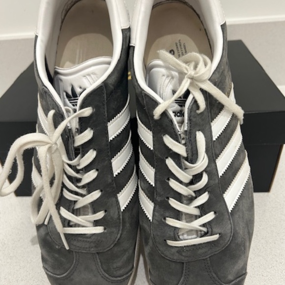 Adidas Men's Gazelle Size 12- Charcoal suede/White Stripes- Brand New - Picture 2 of 3